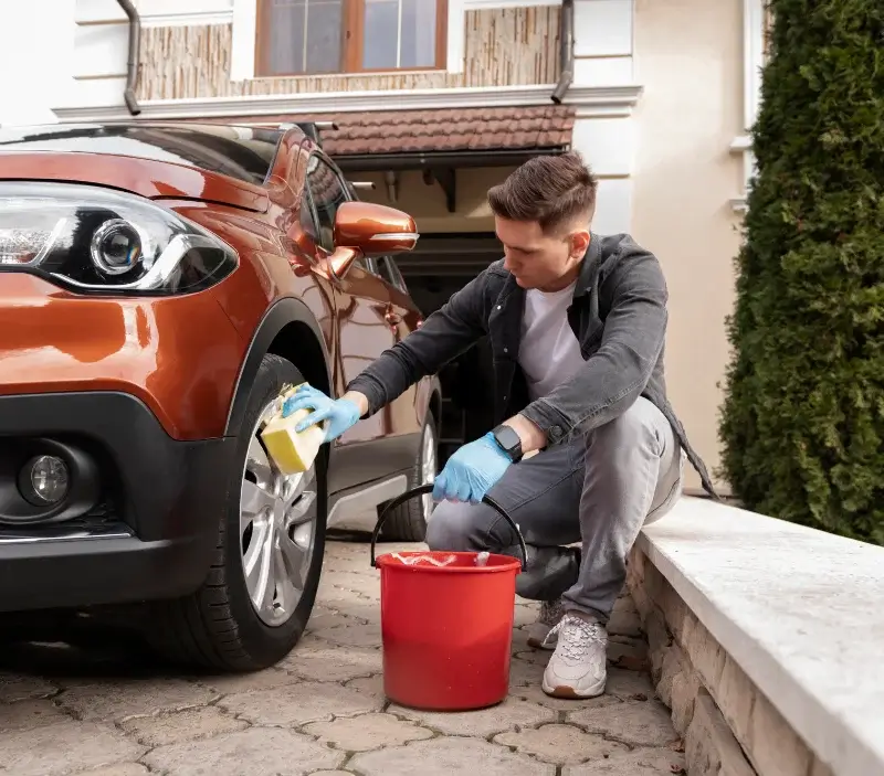 Lavage auto à domicile Boissise-la-Bertrand : professionnel intervenant sur un véhicule